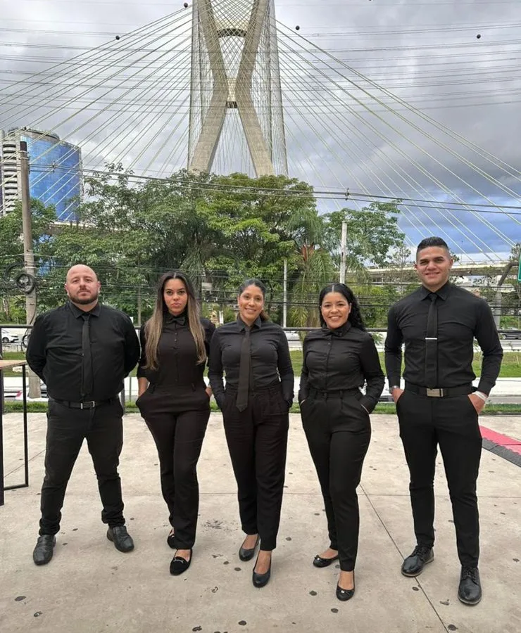 Equipe de recepção da Aura Casting vestida de preto